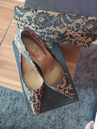 Zapatos de tacón Supri encaje negro y beige
