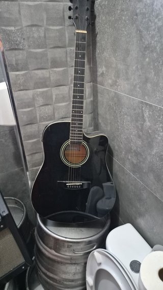 Guitarra Acústica Negra y Altavoz