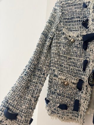 Chaqueta Purificación García azul y blanco