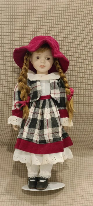 Muñeca de colección con vestido de cuadros