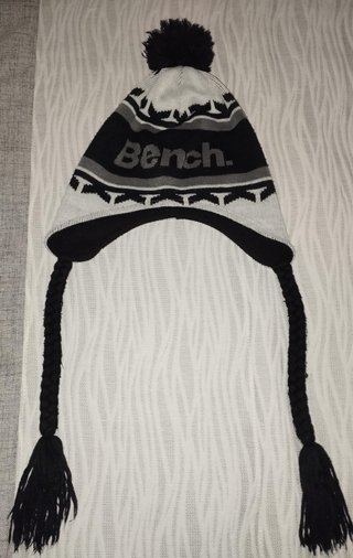 Gorro Bench con orejeras y trenzas