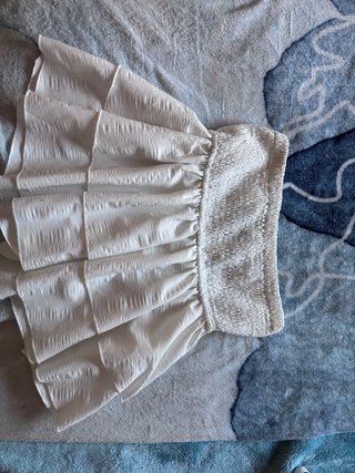 Falda blanca con volantes y cintura elástica