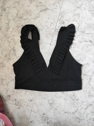 Top corto negro con volantes