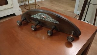 Precioso perchero de pared de madera y plata