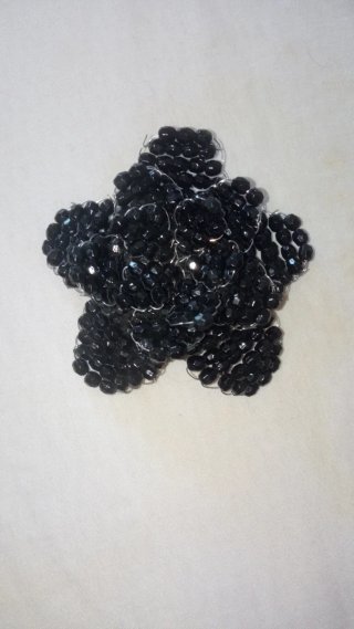 Broche flor negra abalorios