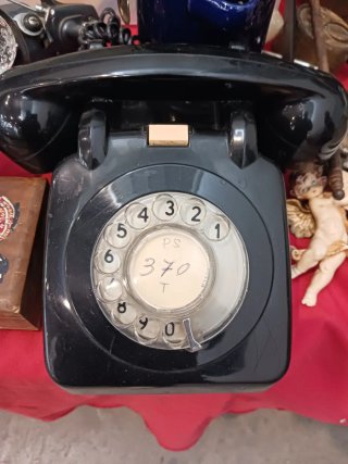 Teléfono antiguo negro con disco