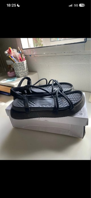 Sandalias negras