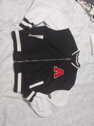 Chaqueta estilo varsity negra y blanca