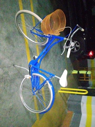 Bicicleta Clásica Azul con Cesta