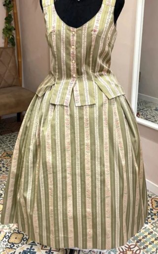 Traje de huertana verde y rosa