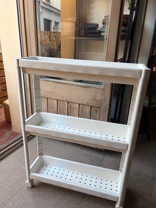 Estantería de baño blanca con ruedas