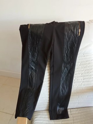 Pantalones marrón oscuro con detalles de cuero