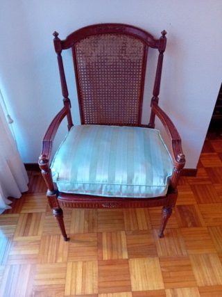 Sillón de madera y ratán con cojín