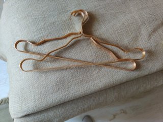Perchas doradas de metal