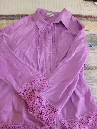 Camisa morada con detalles de encaje