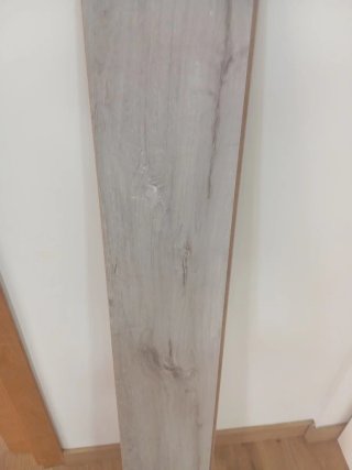 Suelo laminado imitación madera gris
