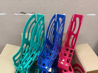 Caja de 12 archivadores verticales