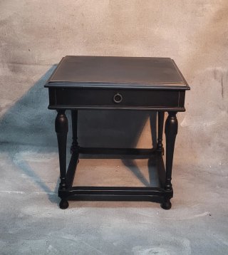 Mesa auxiliar vintage negra con cajón