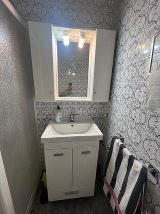 Mueble de baño con espejo y lavabo