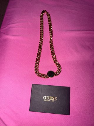 Cadena Guess dorada con colgante