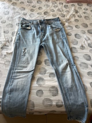 Pantalón vaquero desgastado