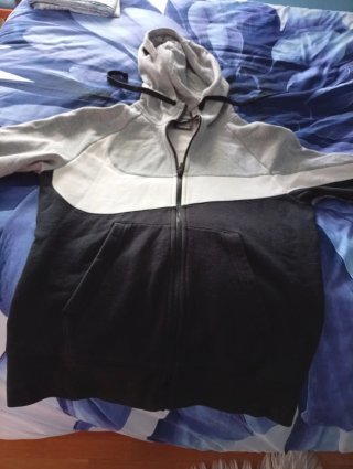 Chaqueta Nike gris y negra