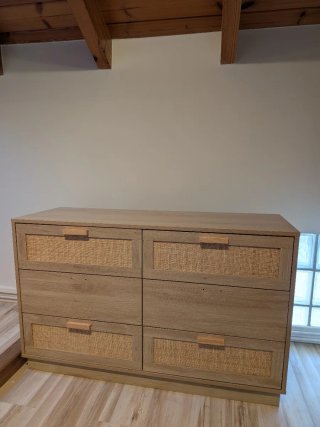 Cómoda de 6 cajones en color madera y ratán