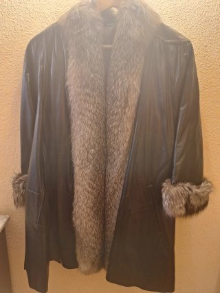 Abrigo de piel negro con detalles de pelo