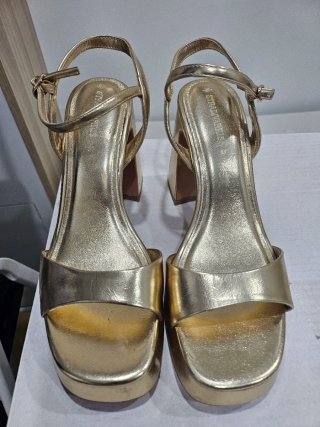 Sandalias de tacón Stradivarius doradas