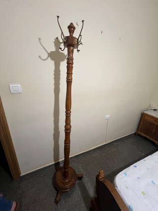Perchero de Pie de Madera