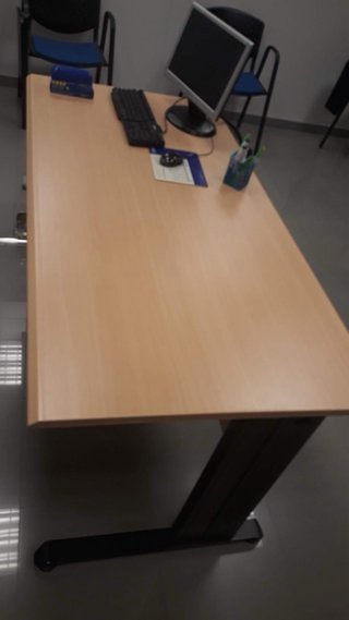 Mesa de oficina marrón