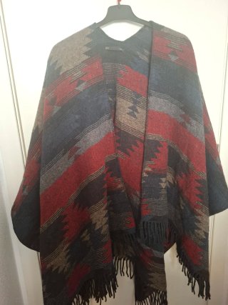 Poncho de lana con estampado étnico
