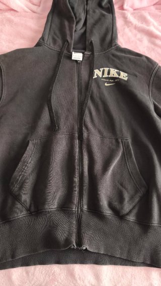 Sudadera masculina con cremallera Nike negra.
