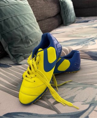 Zapatillas de fútbol amarillas y azules