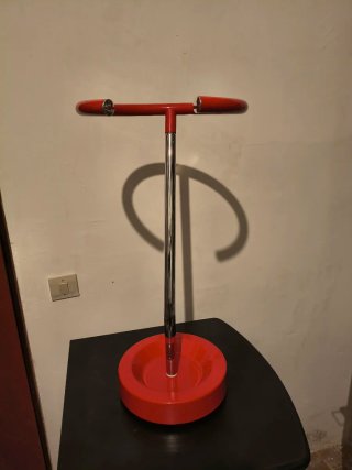 Portaombrelli rosso moderno.