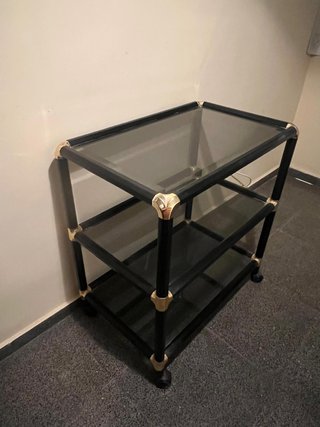 Estantería de Vidrio con Estructura Metálica