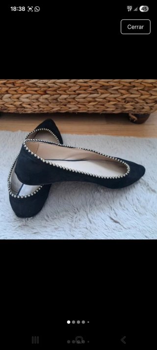 Zapatos planos negros con detalle de tachuelas