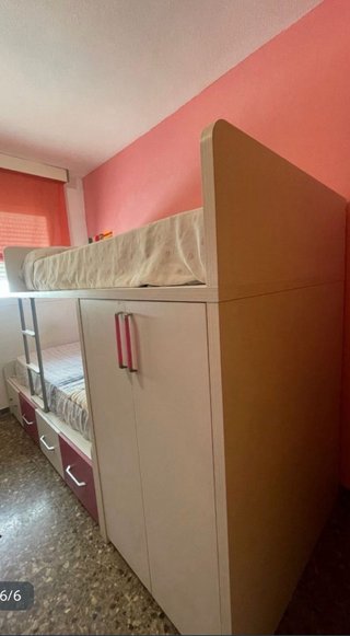 Habitación juvenil con literas y escritorio .