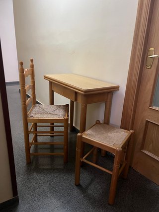Mesa extensible con silla y taburete