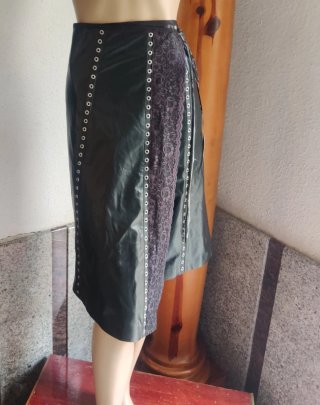 Falda efecto piel con encaje