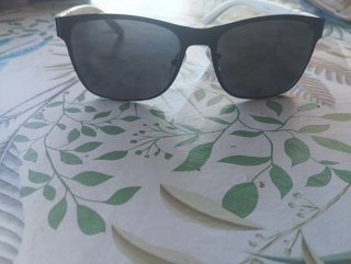 Gafas de sol negras y blancas sin usar