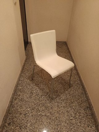 6 Sillas blancas con patas de acero inoxidable