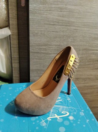Zapatos de tacón beige y dorado talla 38