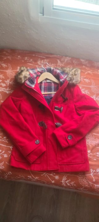 Abrigo de paño rojo con capucha