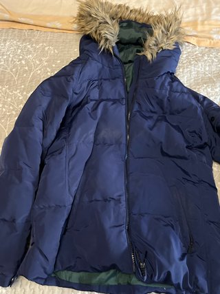 Abrigo de plumas azul con capucha