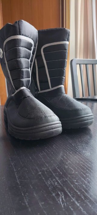 Botas de nieve negras prácticamente nuevas.
