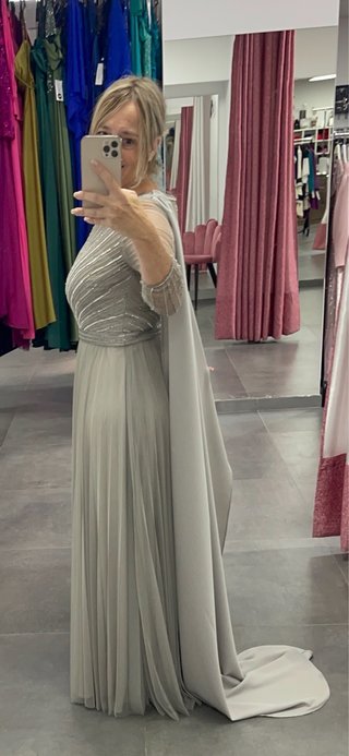Vestido de madrina plateado con pedrería Precioso