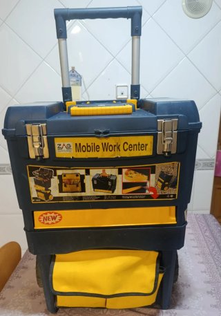 Caja de herramientas móvil con ruedas