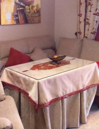 Mesa camilla rectangular con ropa y tapete