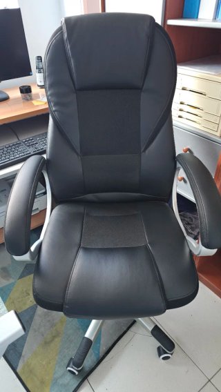 Sillón de oficina negro y plateado